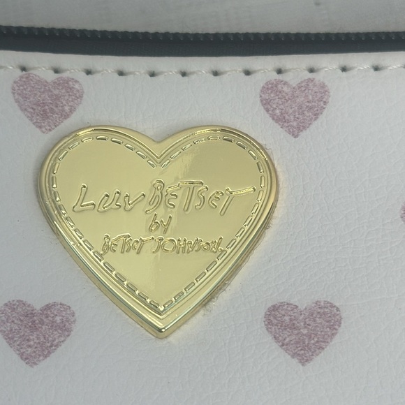 Luv Betsey by Betsey Johnson wristlet / crossbody bag white/pink hearts NWOT! - Picture 6 of 10